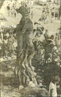 Los yarenses admiran la escultura de Hatuey, obra de Wilfredo Milanés. 361.jpg